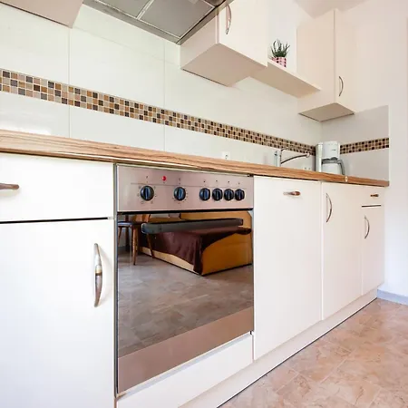 Apartment In Near Lift